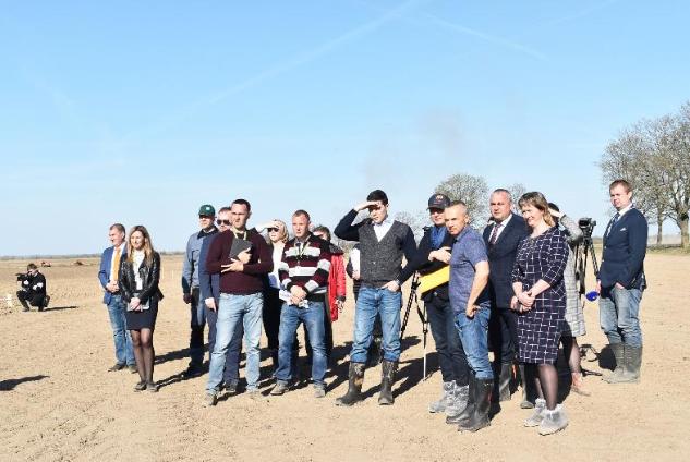 Губернатор оценил ход посевной на полях холдинга «ДолговГрупп»